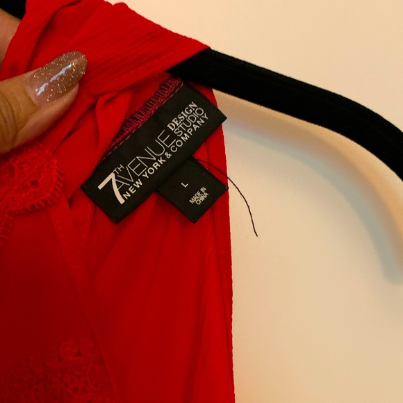 Sleeveless red blouse - Picture 3 of 5